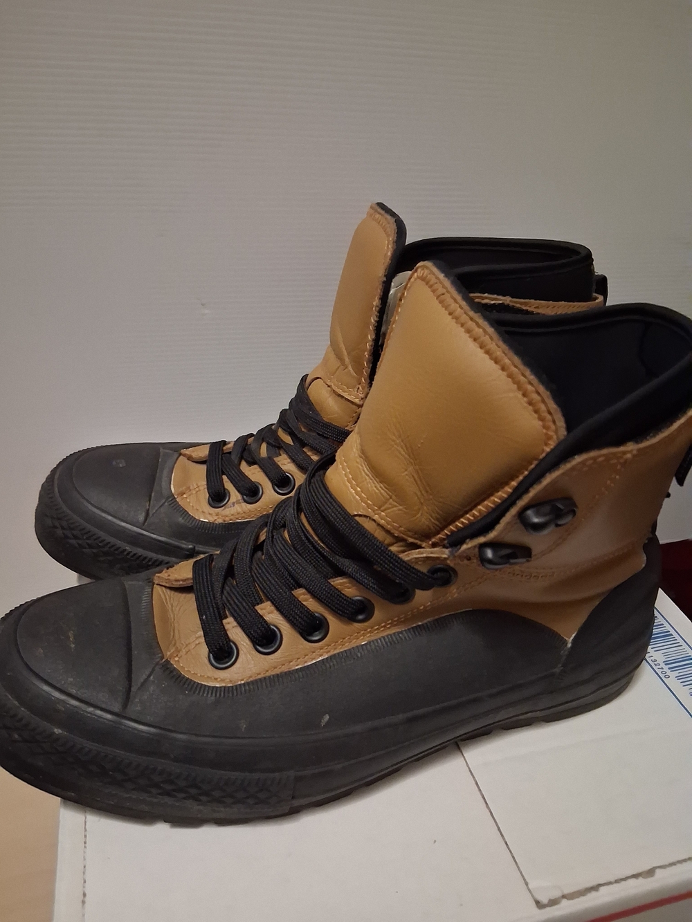 Men's High-Top Casual Boots in Tan and Black